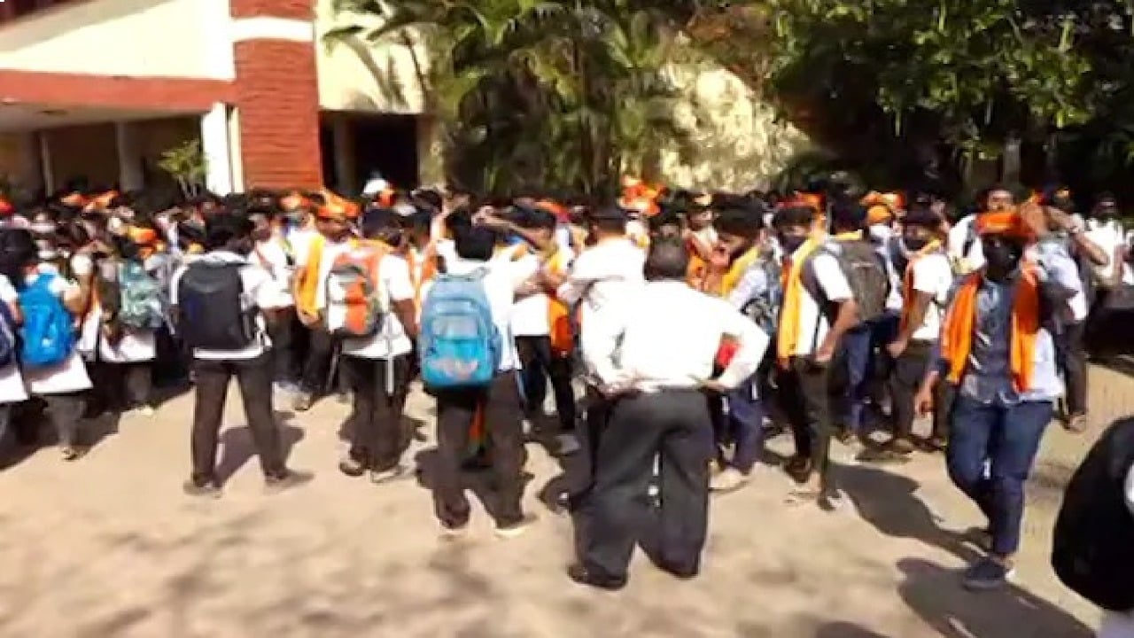 हिजाब विवाद : कर्नाटक में सभी स्कूल-कॉलेज तीन दिनों तक रहेंगे बंद