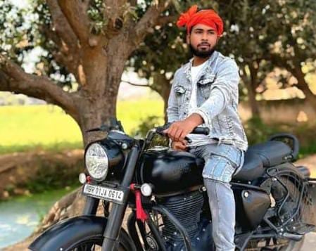 मोबाइल चार्ज करने की बात कहकर घर से निकला ये युवक, फिर दरवाज़े पर खून से लठपथ मिली लाश, पढ़ें कहां का है मामला