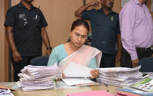 एक्शन में कृषि मंत्री शिल्पी नेहा तिर्की, औचक निरीक्षण करने पहुंचीं भूमि संरक्षण कार्यालय व लाह केंद्र,कहा-काम में कोताही बर्दाश्त नहीं