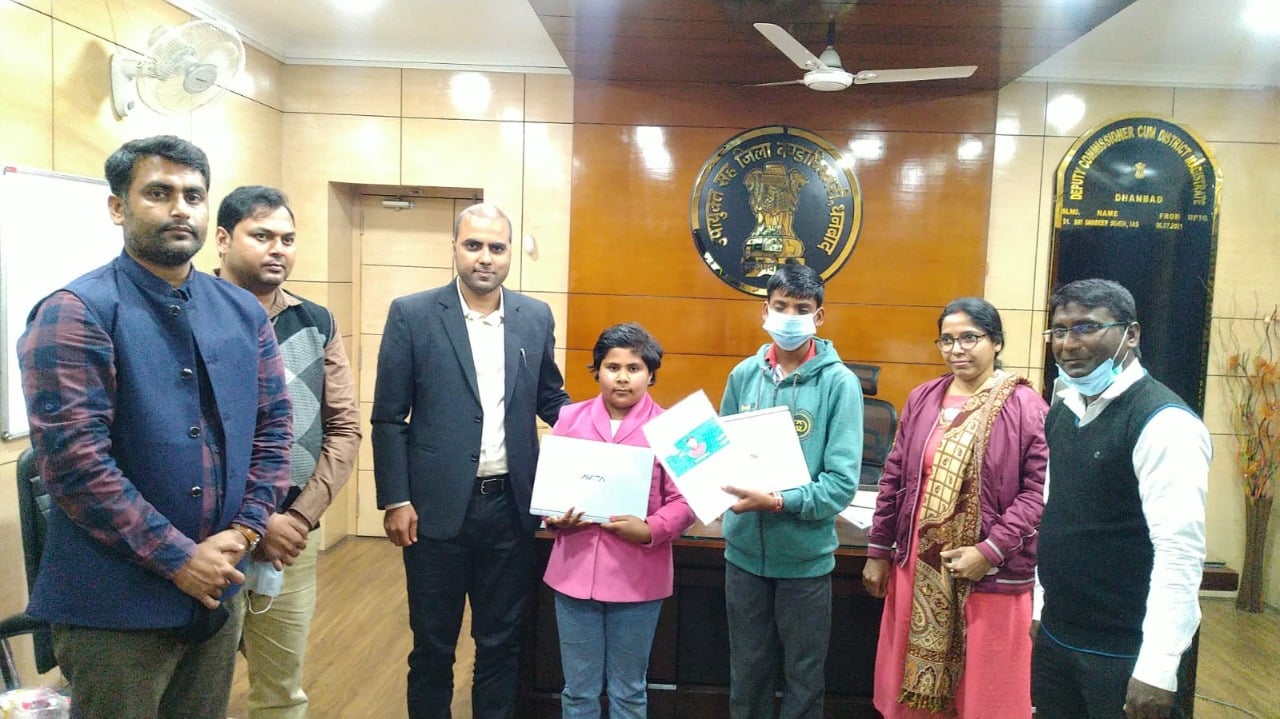 CSC Olympiad में फर्स्ट आए बच्चों को डीसी ने किया पुरस्कृत