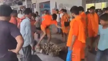 आस्था की आड़ में गुंडागर्दी! देखिए कावड़ियों ने कैसे बर्बरता से की CRPF जवान की पिटाई, जब Video हुआ वायरल तो..