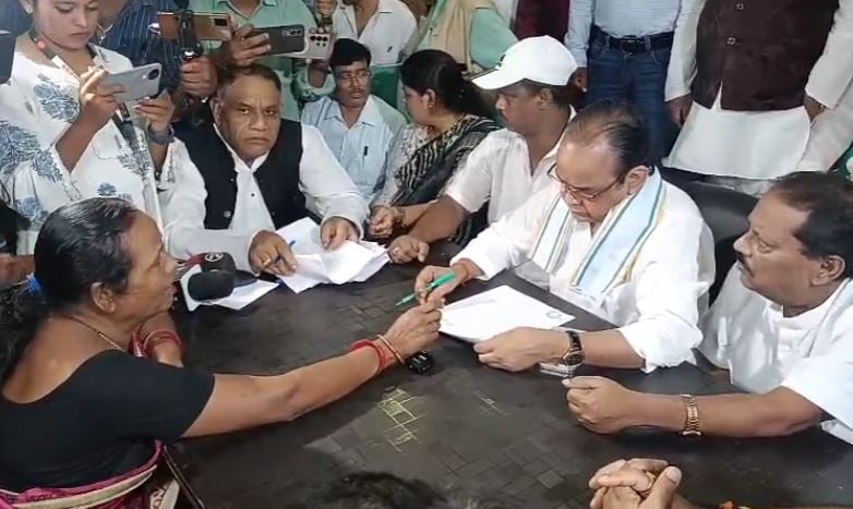जनता दरबार में मंत्री के पास शिकायत लेकर पहुंची मंईयां, साहब सरकारी बाबू नहीं सुन रहें, पैसा नहीं मिल रहा है