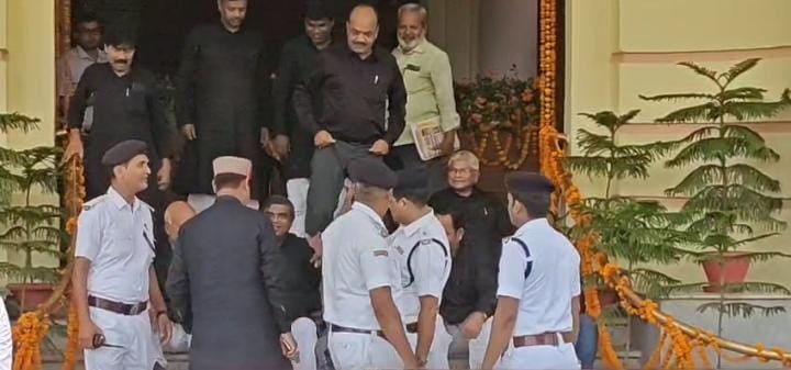 बिहार विधानसभा सत्र के दूसरे दिन विपक्ष का हंगामा, स्पीकर को रोका गया, मार्शलों को करनी पड़ी मशक्कत