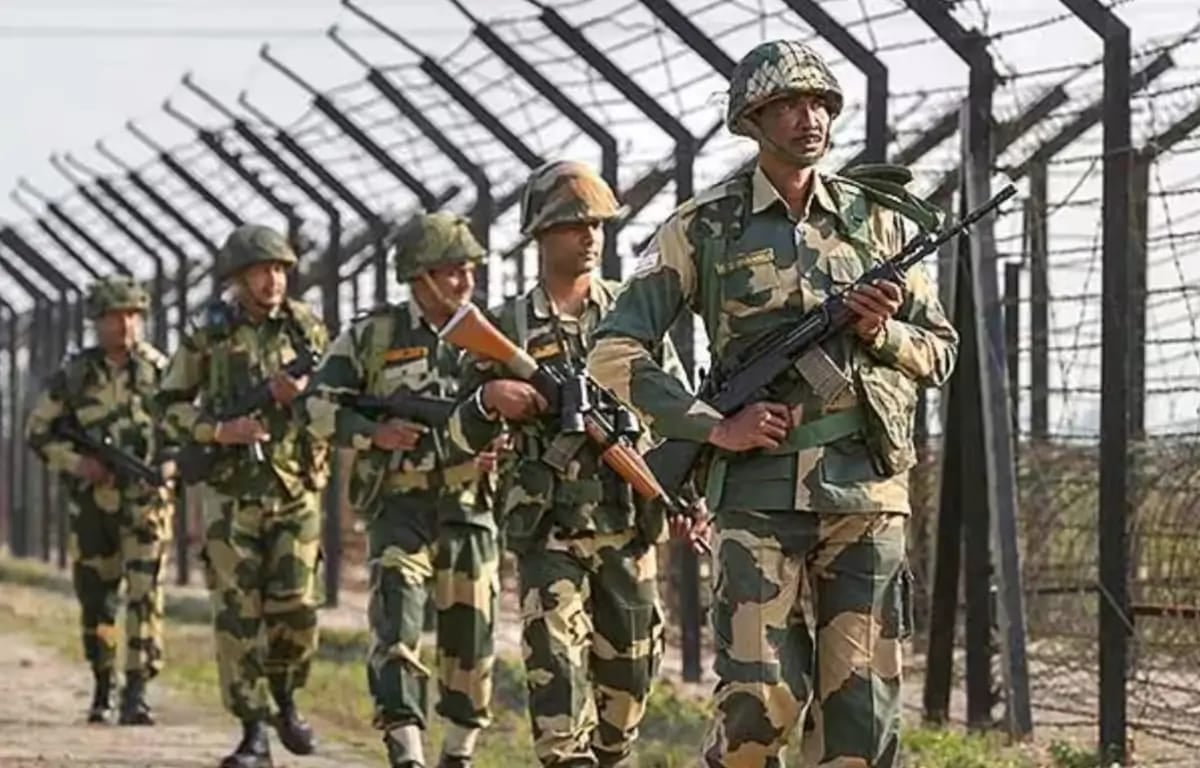 BSF Recruitment 2025: 10वीं पास  के लिए 3588 पदों पर निकली वैकेंसी, इस डेट से करें अप्लाई