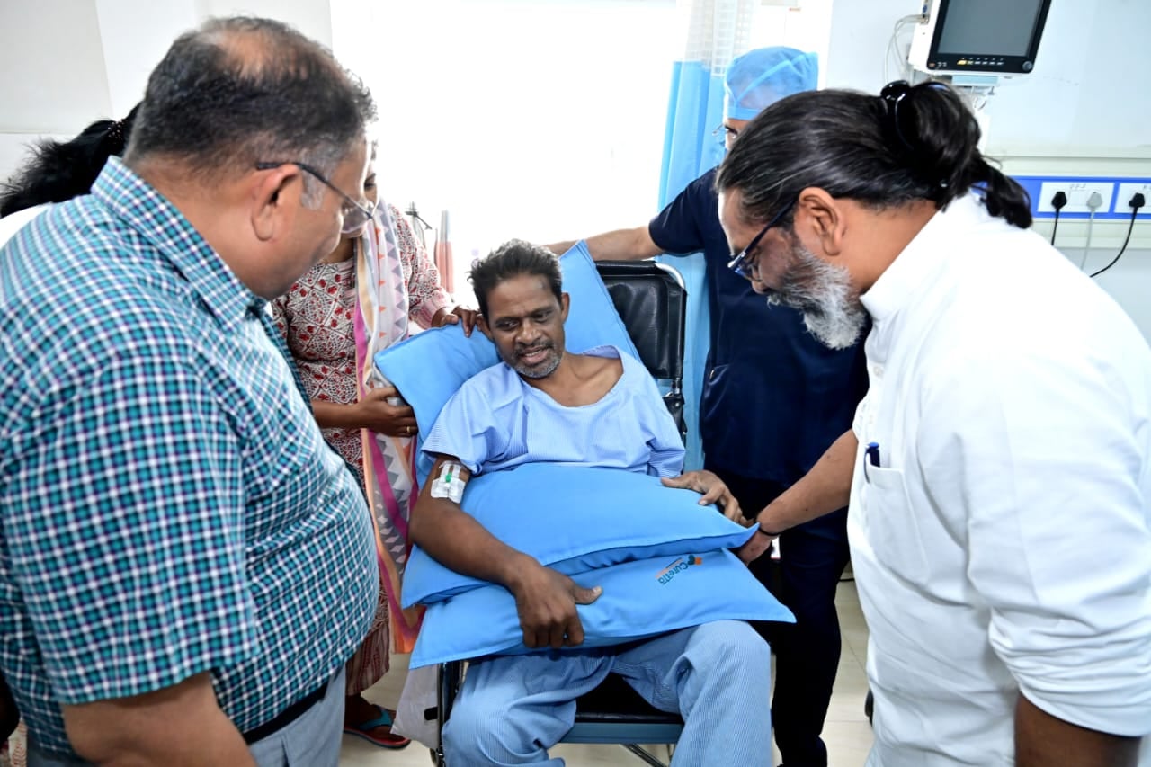 पूर्व अंतरराष्ट्रीय हॉकी खिलाड़ी बिमल लकड़ा से मिलने अस्पताल पहुंचे सीएम हेमंत,  झारखंड में जल्द Neuro Rehabilitation सेंटर खोलने का दिया आश्वासन