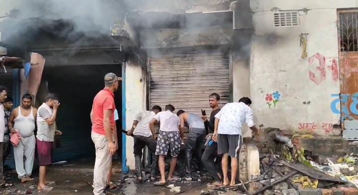 सरायकेला:कांड्रा के इस बिल्डिंग में लगी भीषण आग, कपड़े की दुकान जलकर खाक