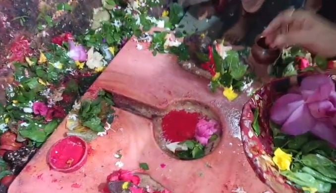 श्रावणी मेला 2025: बाबाधाम में ज्योतिर्लिंग को नहीं कर सकते स्पर्श तो छोटे महादेव को करें स्पर्श, एक जैसा फल की होगी प्रप्ति