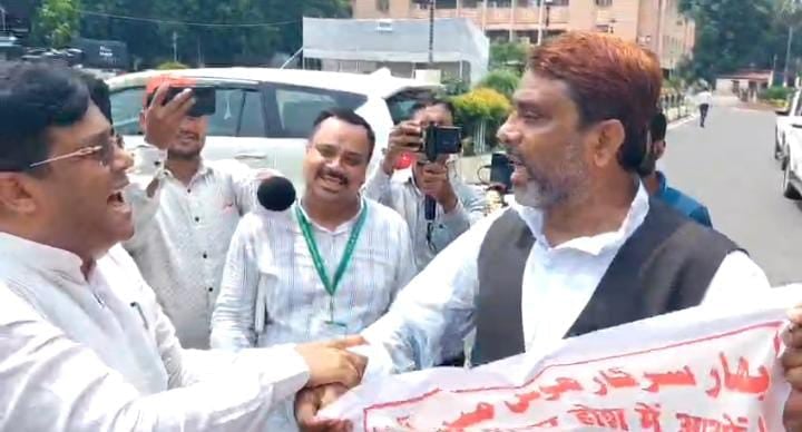 अब यही बाकि था! ऐसा क्या हुआ कि विधानसभा के बाहर ही AIMIM और JDU विधायकों के बीच शुरू हो गई हाथापाई, पढ़ें वजह