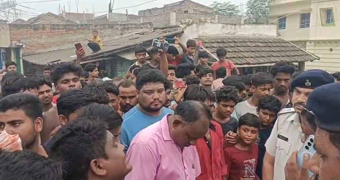 बिजली संकट से ग्रामीणों में उबाल, 10 घंटे तक धुलियान मुख्य पथ जाम, प्रशासन के आश्वासन के बाद खुला रास्ता