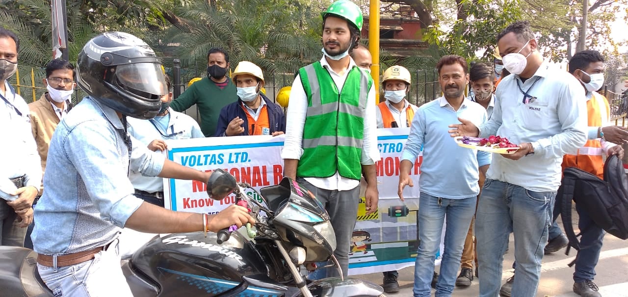 राहगीरों के साथ गांधीगिरी : गुलाब दिया, मिठाई खिलाई और कहा - प्लीज फॉलो ट्रैफिक रुल्स