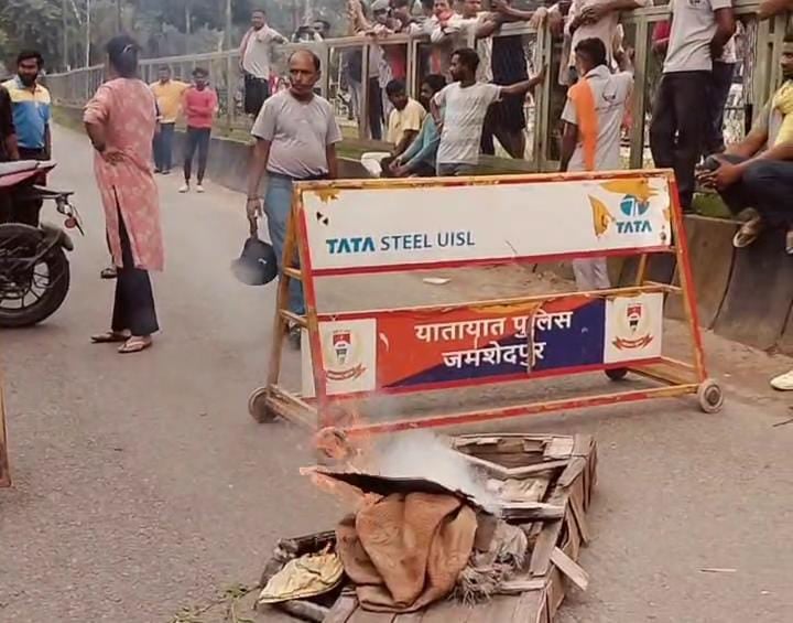 जमशेदपुर: मानगो के उलीडीह में संदिग्ध परिस्थिति में युवक की मौत,हत्या की आशंका पर परिजनों का जोरदार हंगामा