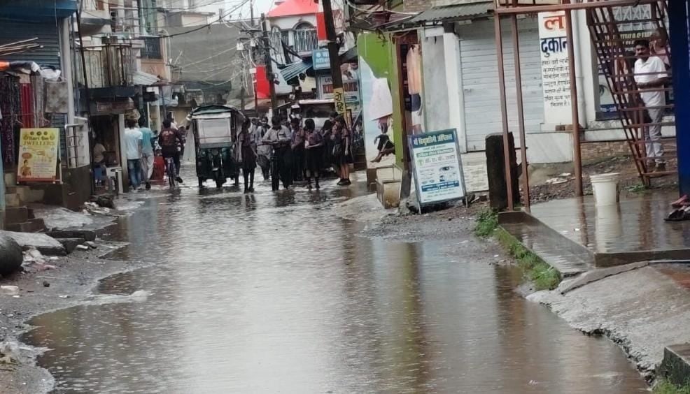 साहिबगंज के बरहरवा सब्जी मंडी की सड़क बना तालाब, स्कूली बच्चे व राहगीर पानी में चलने को मजबूर
