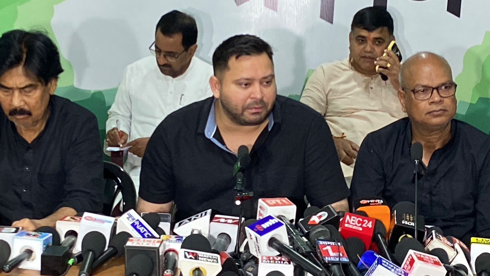 तेजस्वी यादव के सरकारी आवास पर महागठबंधन की अहम बैठक आज, सीट बंटवारे पर हो सकता है मंथन