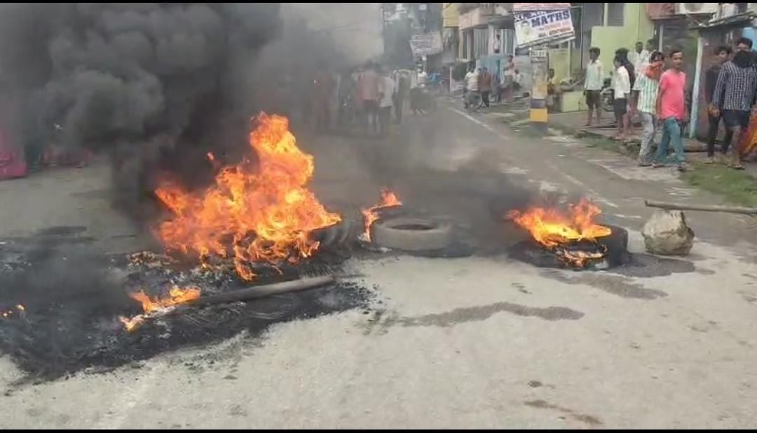 पटना: सड़क हादसे में एक युवक की मौत के बाद आक्रोशित लोगों ने जमकर काटा बवाल,आगजनी कर रोड जाम