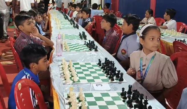 देवघर में वर्धन खवाड़े मेमोरियल चेस टूर्नामेंट शुरू, सैकड़ों खिलाड़ी ले रहें भाग