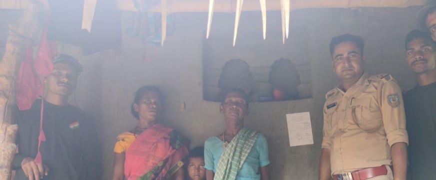 फरार आरोपी के घर पुलिस ने चिपकाया इश्तेहार, डायन-बिसाही के आरोप में महिला की गला रेतकर की थी हत्या