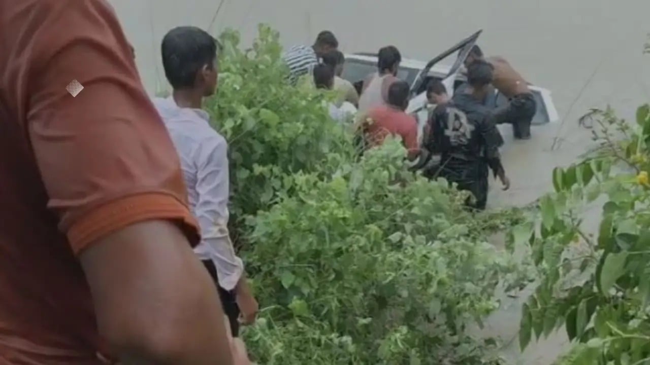 पृथ्वीनाथ मंदिर के दर्शन करने जा रहे श्रद्धालुओं से भरी गाड़ी नहर में गिरी, 11 लोगों की चली गई जान