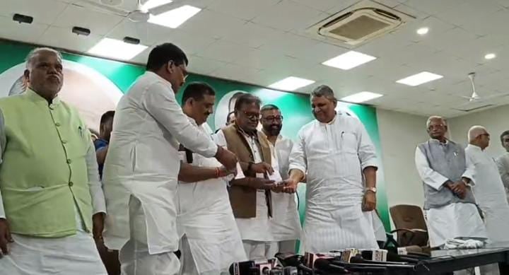 Bihar Politics:बिहार में कांग्रेस को बड़ा झटका, वरिष्ठ नेता अशोक राम जेडीयू में हुए शामिल