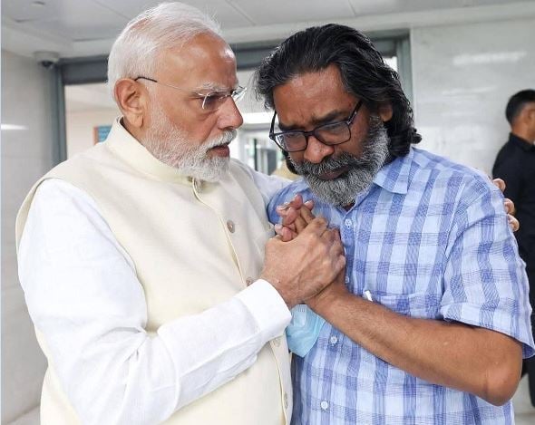 गुरु जी के जानें के बाद टूट से गए सीएम हेमंत, पीएम मोदी ने गले लगाकर दी हिम्मत, कल्पना भी खुद को संभाल नहीं पा रहीं