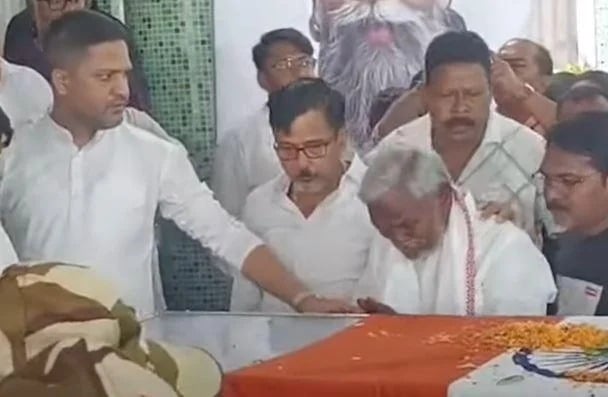 गुरु जी के अंतिम दर्शन में फफक कर रो पड़े पूर्व सीएम चंपाई सोरेन, कहा-एक युग का अंत