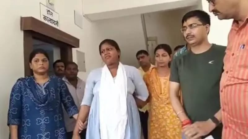 Breaking: 20 हजार घूस लेते महिला दारोगा और चौकीदार गिरफ्तार, निगरानी की टीम ने रंगे हाथ दबोचा