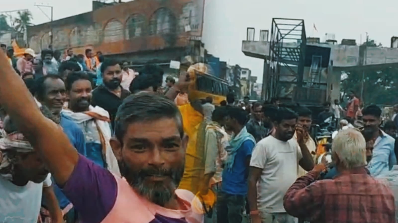 रोजगार छीनने पर सड़कों पर उतरे मजदूर: जमशेदपुर में 407 वाहन जब्त करने के खिलाफ जोरदार हंगामा