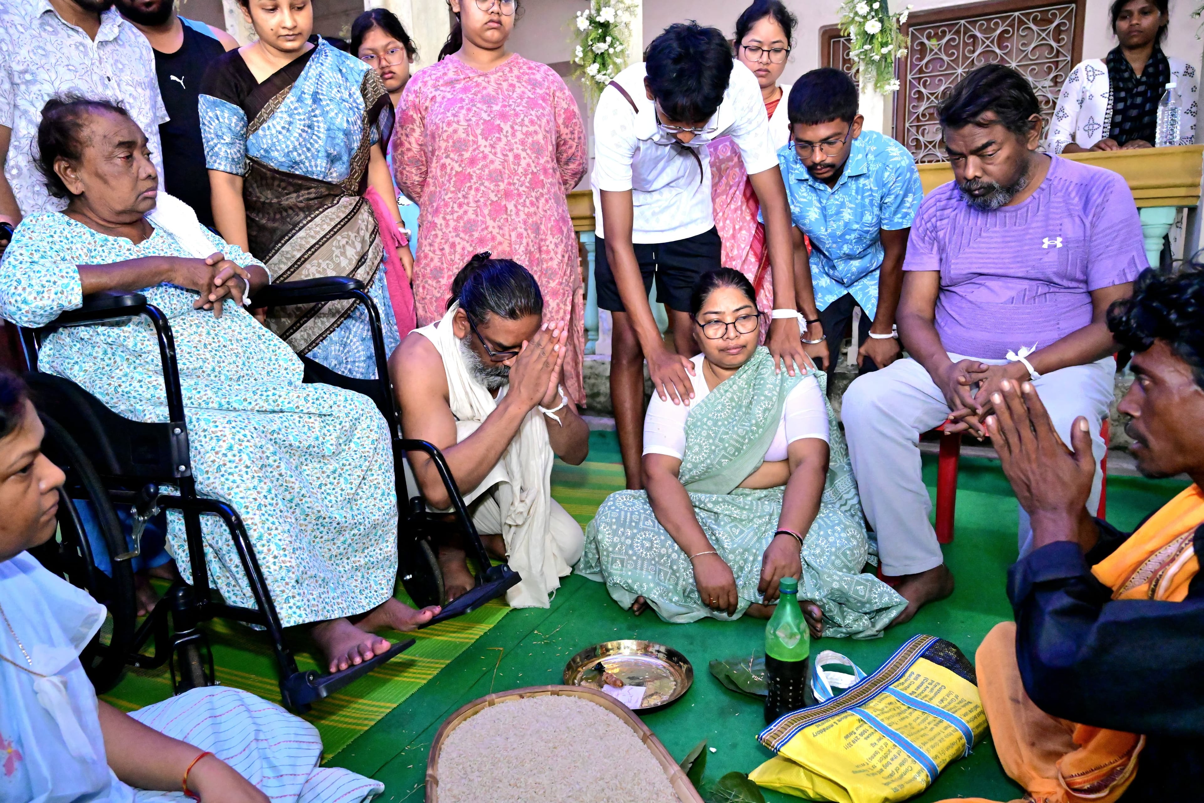 नेमरा में परंपरा और भावनाओं का समागम संजोय दिखे बेटे हेमंत, दिशोम गुरु के श्राद्धकर्म में निभा रहे अंतिम कर्तव्य