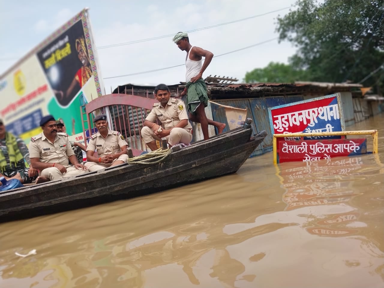 हाजीपुर:राघोपुर में बाढ़ से जनजीवन ठप, पुलिस कर रही नाव से पेट्रोलिंग खाने के पड़े लाले