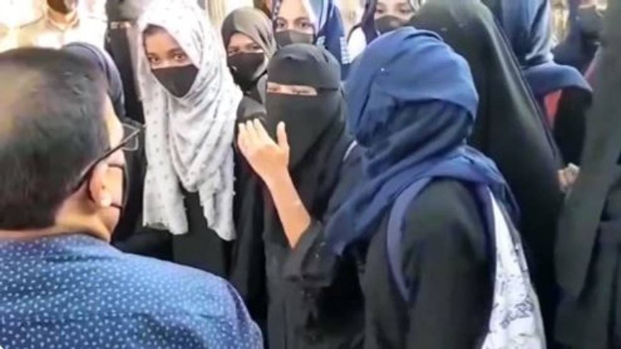 हिजाब विवाद : कर्नाटक हाई कोर्ट ने फैसला आने तक किसी भी शैक्षणिक संस्थान में धार्मिक पोशाक पर रोक