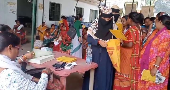 सरायकेला के इस अनुमंडल अस्पताल में गर्भवती महिलाओं को बैठने तक की नहीं है सुविधा काफी इंतजार के बाद भी नहीं पहुंचते है डॉक्टर