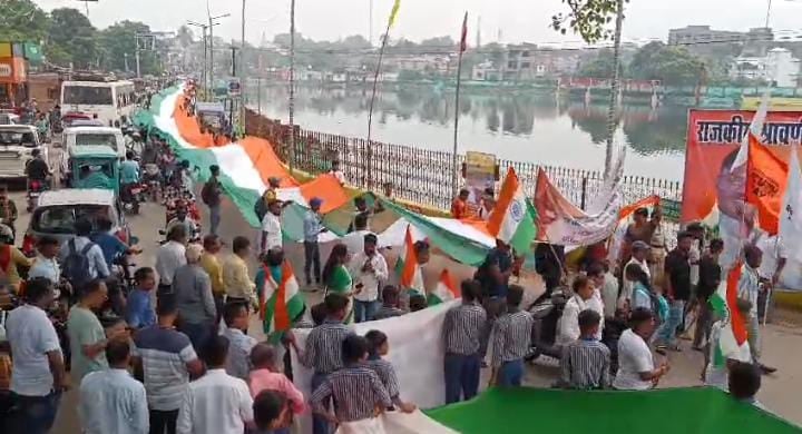 दुमका:अंतरराष्ट्रीय युवा दिवस पर रोटी बैंक द्वारा निकाला गया तिरंगा यात्रा,खूब लगे “भारत माता की जय” के नारे