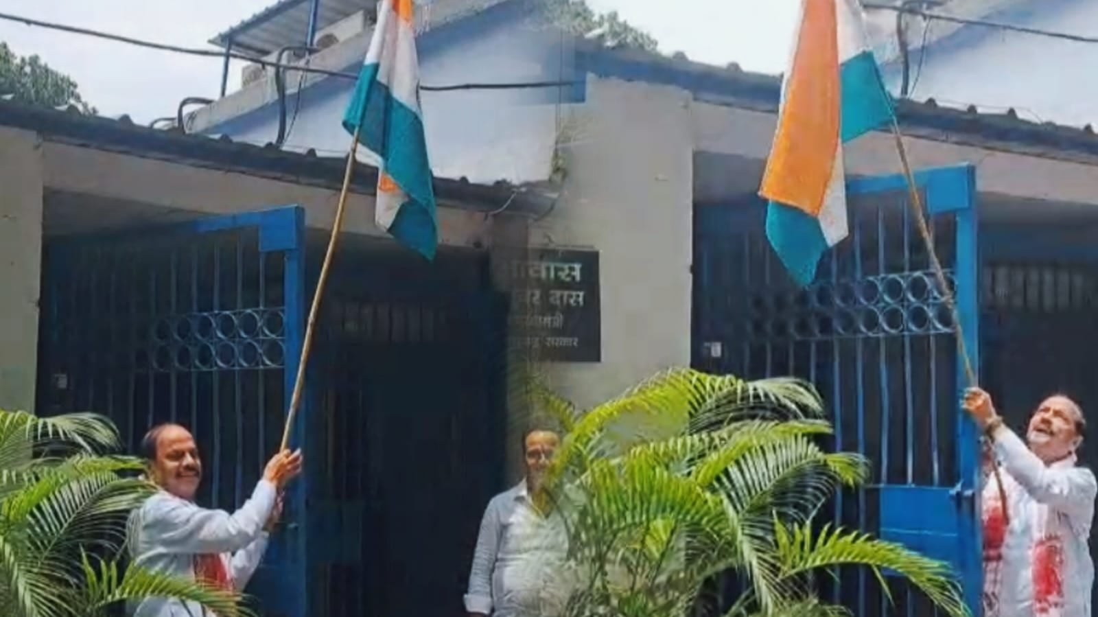 पूरा देश मना रहा है हर घर तिरंगा के साथ आजादी का उत्सव, रघुवर दास ने तिरंगा फहराकर दी आजादी के जश्न की बधाई