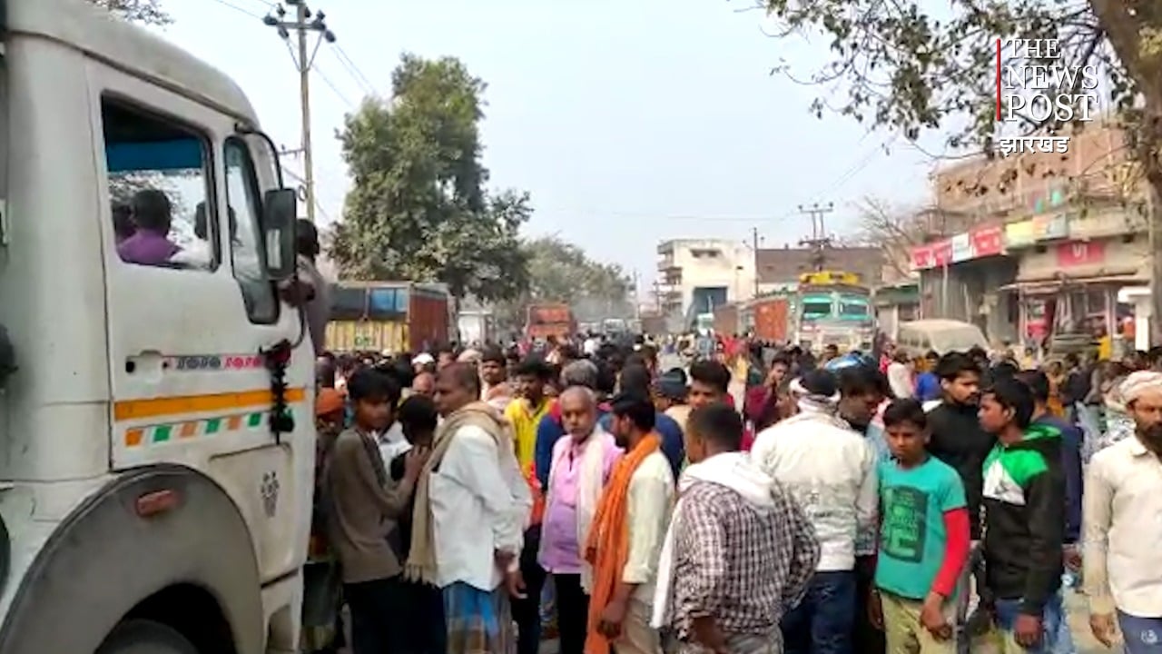 पूजा कर के लौट रही महिला को रौंदते हुए हाइवा ट्रक फरार, आक्रोशित लोगों ने स्टेट हाइवे को किया जाम