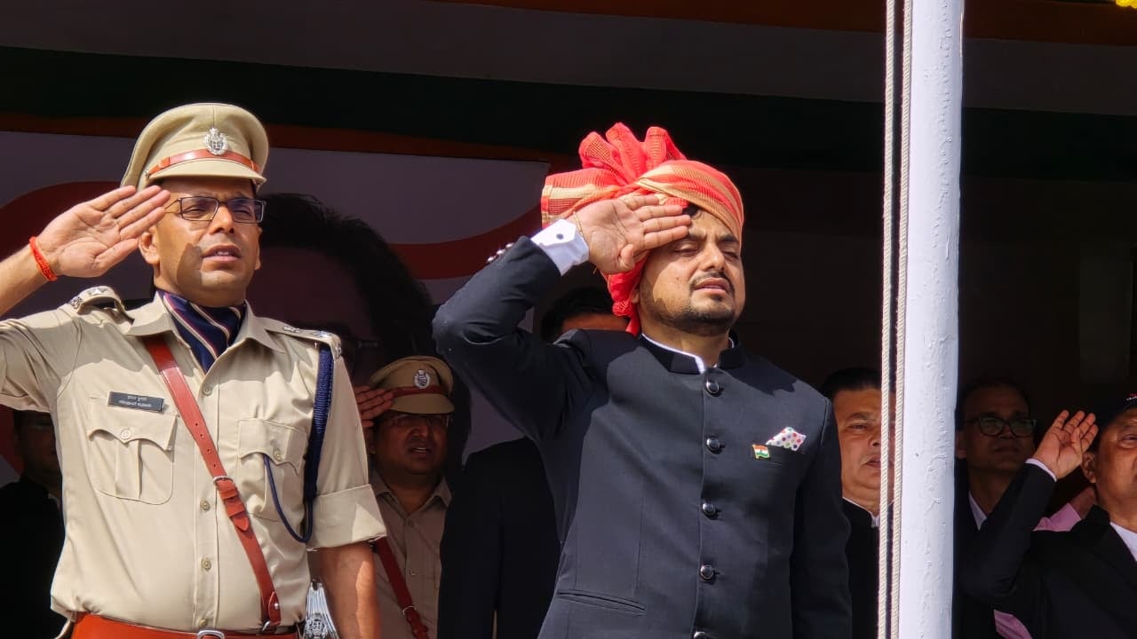 झंडात्तोलन के बाद डीसी ने कहा -धनबाद हर क्षेत्र में पकड़ लिया है विकास की राह, बेहतर जिला बनाने में आप सभी करें सहयोग