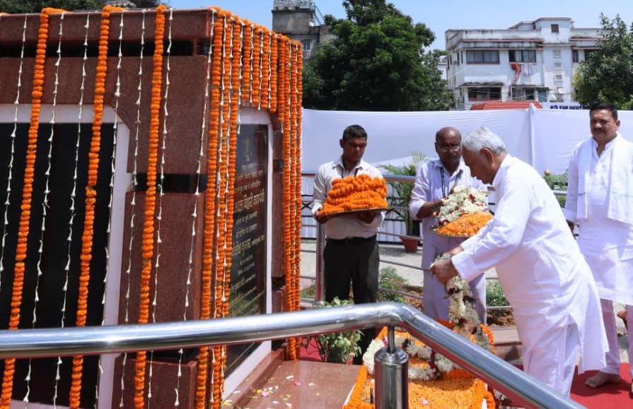 पूर्व प्रधानमंत्री अटल बिहारी वाजपेयी की पुण्यतिथि आज, बिहार के राज्यपाल व मुख्यमंत्री ने दी श्रद्धांजलि