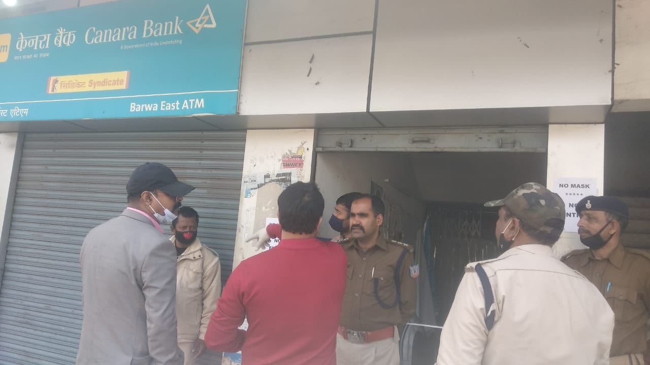 धनबाद में केनरा बैंक में चोरी : CCTV कैमरे को घुमा कर शटर तोड़ी