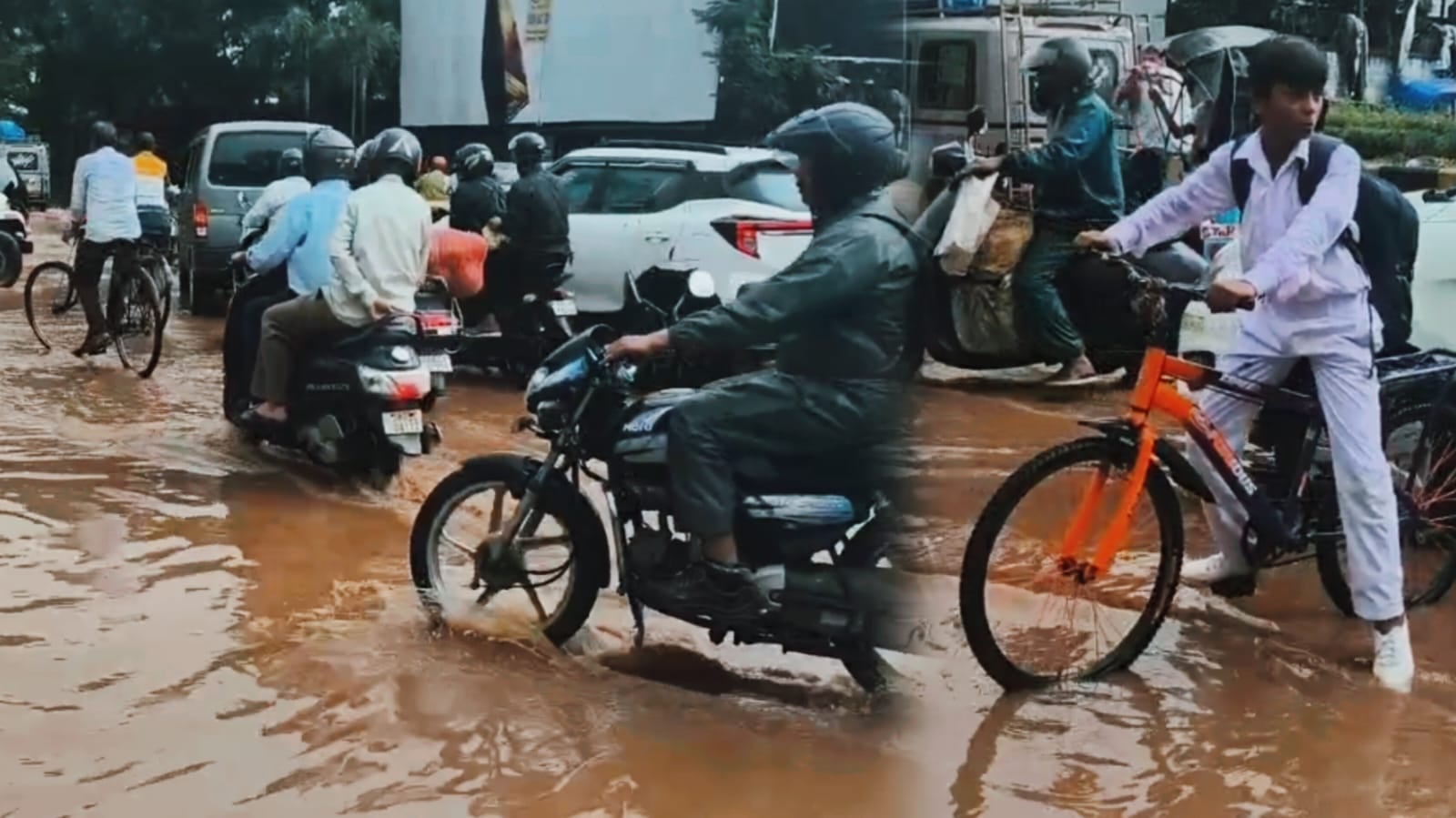 जमशेदपुर में मूसलाधार बारिश ने खोली नगर निगम की पोल, जगह-जगह जलजमाव से लोग हो रहे हैं बेहाल
