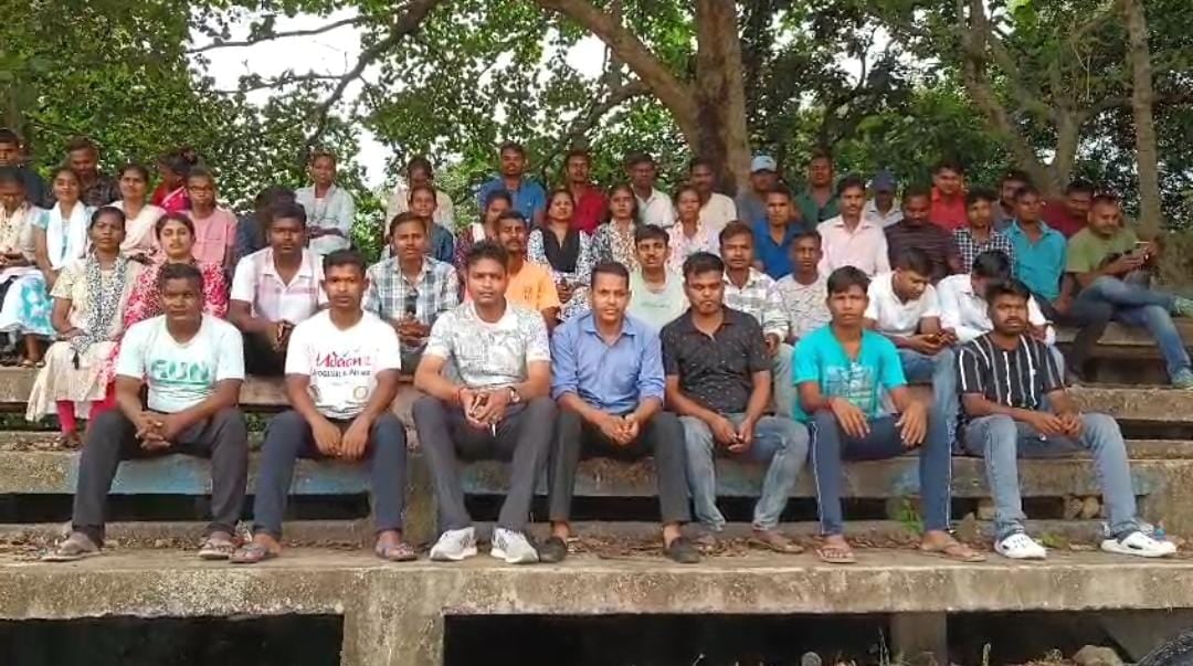 दुमका: बेरोजगार हुए सहायक पुलिस, बना रहे है आंदोलन की रणनीति