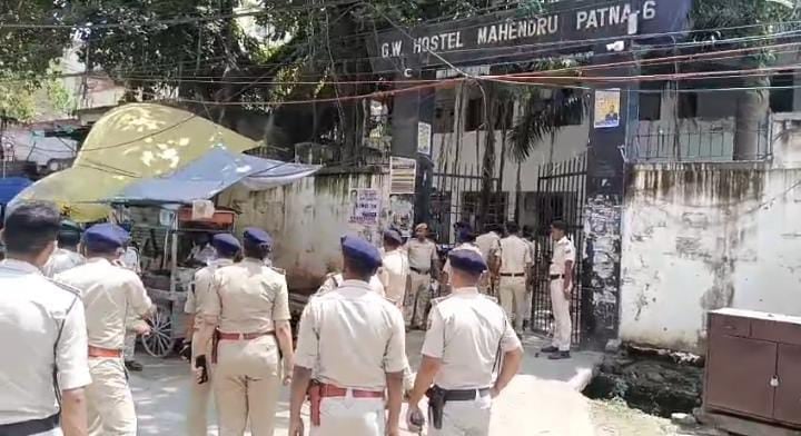 पटना के अंबेडकर छात्रावास में पुलिस की बड़ी कार्रवाई, तीन जिंदा बम बरामद, कई छात्र हिरासत में