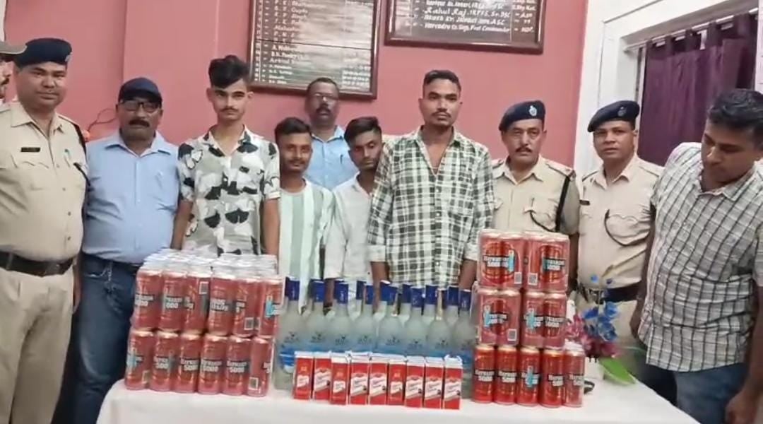 ट्रेन के बाथरूम से भारी मात्रा में विदेशी शराब बरामद, बिहार के चार तस्कर गिरफ्तार