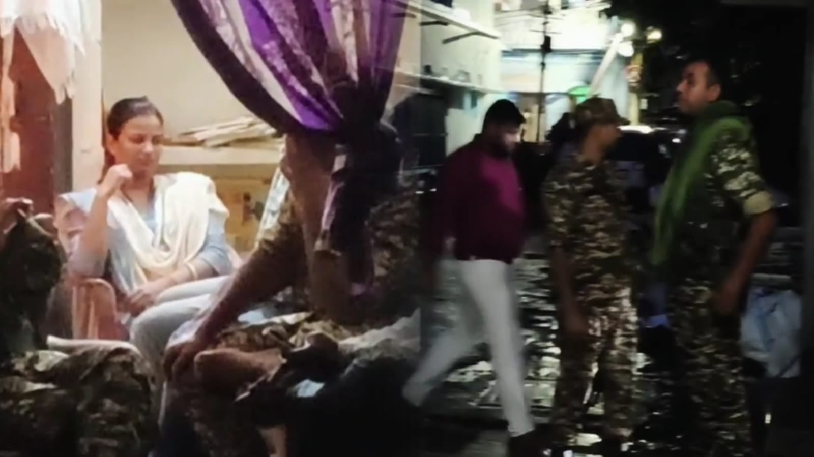 साहिबगंज जिले में ईडी की दबिश से मचा हड़कंप, 15 घंटे की कार्रवाई के बाद सील बंद पैकेट लेकर गई ईडी की टीम