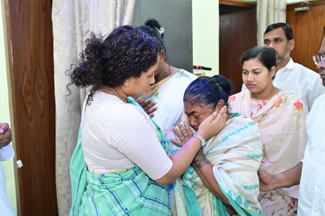 मुख्यमंत्री हेमंत सोरेन पत्नी कल्पना संग पहुंचे जमशेदपुर, रामदास सोरेन को दी श्रद्धांजलि, परिवार से की मुलाकात