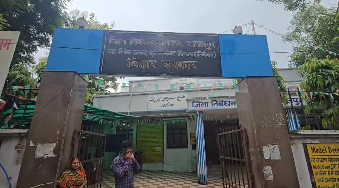 करोड़ों की काली कमाई बेनकाब! अवर निबंधन विनय सौरभ पर EOU की बड़ी कार्रवाई, घर से मिले 5 लाख से ज्यादा जले हुए नोट