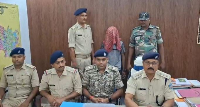 पाकुड़ पुलिस ने चोरी का बड़ा मामला सुलझाया, 140 ग्राम चांदी और मोबाइल बरामद, आरोपी गिरफ्तार