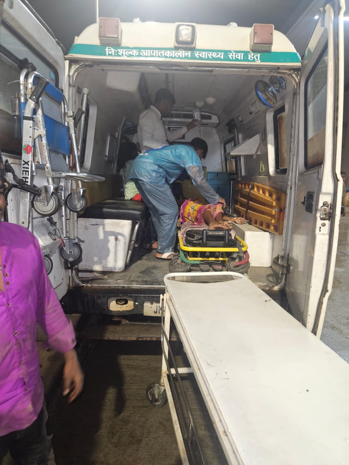 BREAKING:सरायकेला में बड़ा हादसा, मिट्टी से बना कच्चा धंसने से एक ही परिवार के 10 लोग घायल, 7 की हालत गंभीर