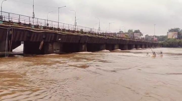जमशेदपुर पर मंडरा रहा बाढ़ का ख़तरा, लगातार हो रही बारिश से उफान पर स्वर्णरेखा और खरकई