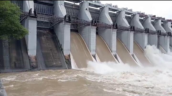 लगातार बारिश से बढ़ा चांडिल डैम का जलस्तर, खोले गए 11 रेडियल गेट, जमशेदपुर पर मंडरा रहा बाढ़ का खतरा
