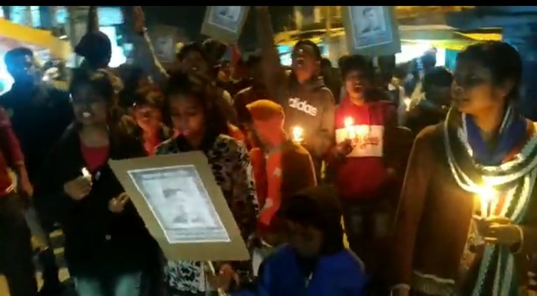 रूपेश पांडेय के हत्यारों को फांसी देने की मांग पर गोमिया में युवाओं ने निकाला कैंडल मार्च