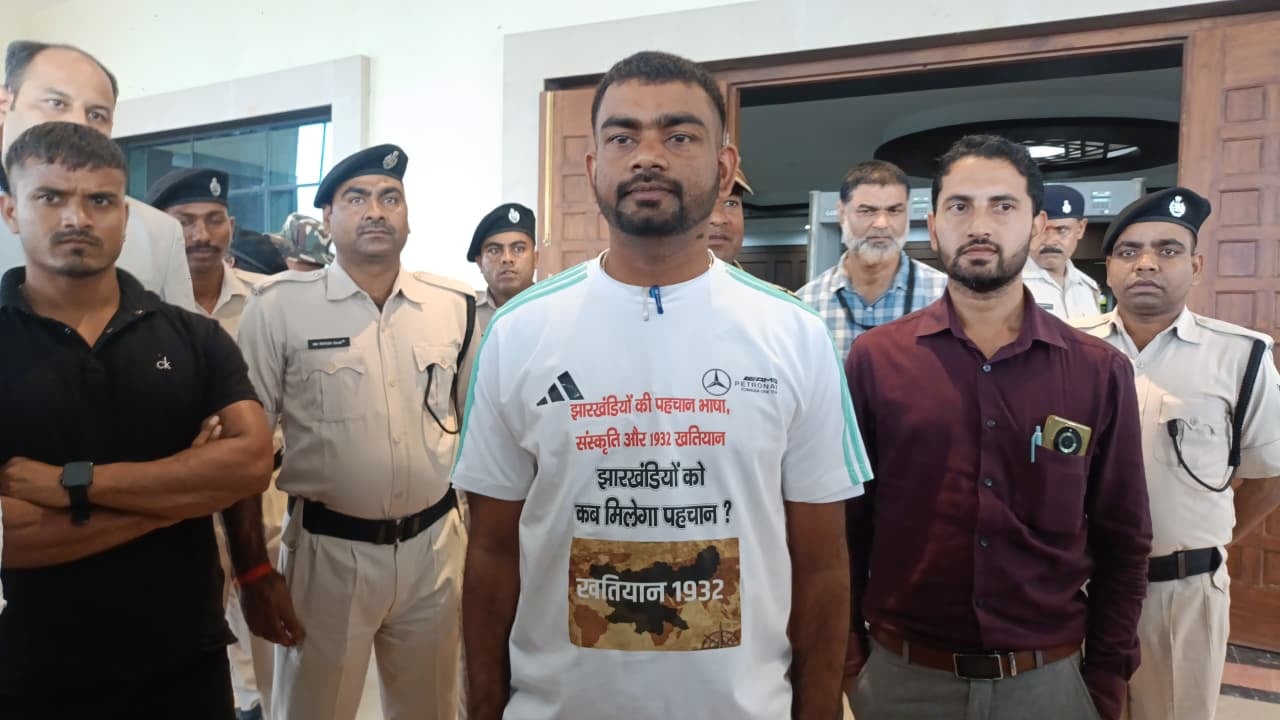 सदन में जयराम का अनोखा विरोध! टी-शर्ट पर 1932 खतियान का सवाल लेकर पहुंचे विधानसभा