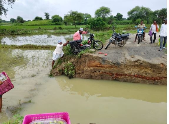 बारिश ने बिगाड़ी हालत: परता पंचायत का संपर्क मार्ग टूटा, आवागमन ठप, अस्पताल और बाजार तक पहुंचना हुआ मुश्किल